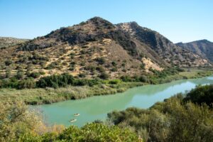 Paisaje del Río Genil con piraguistas en Jauja