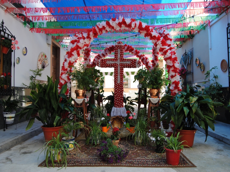 Cruz de Mayo Subbética adornada con flores