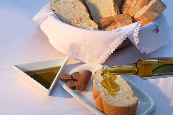 Gastronomía de la Subbética turrolate con pan y aceite