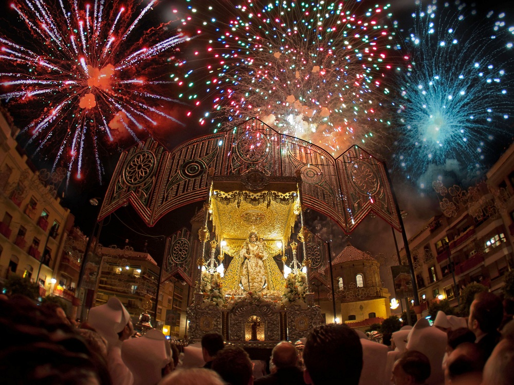 Fiestas aracelitanas procesión de la Virgen de Araceli fuegos artificiales