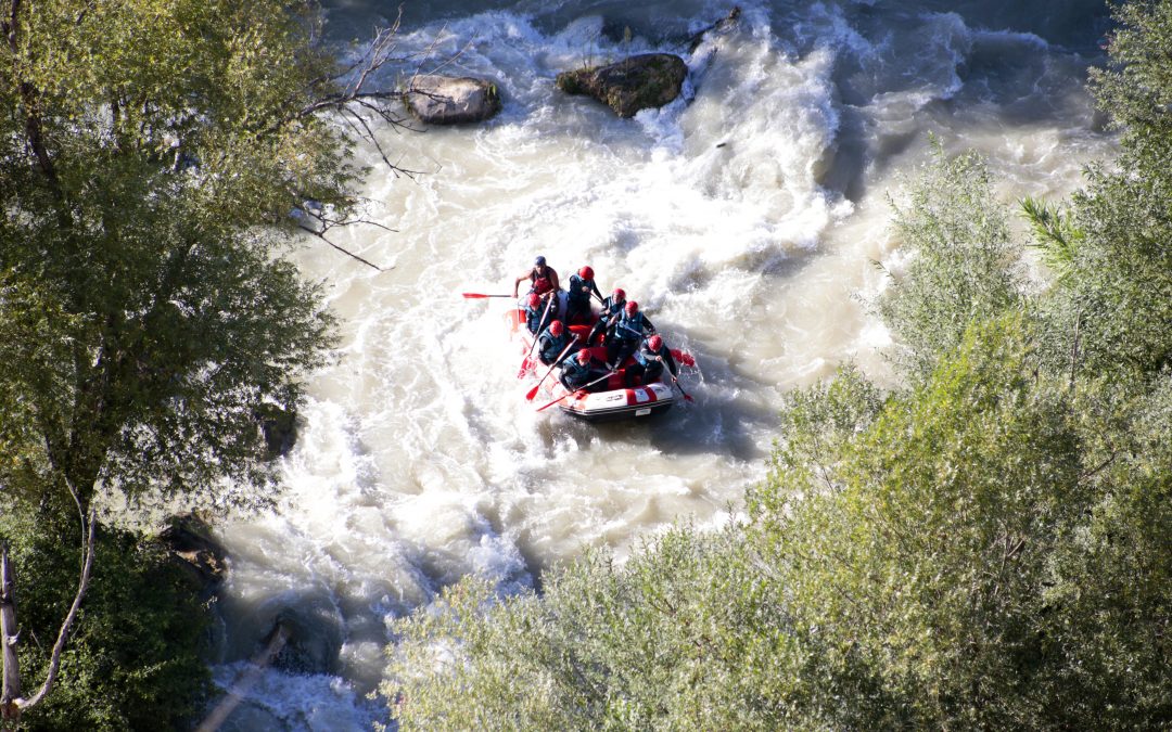 Descendiendo las aguas del río Genil con la práctica del rafting